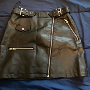 Forever 21  black mini faux leather Size Medium